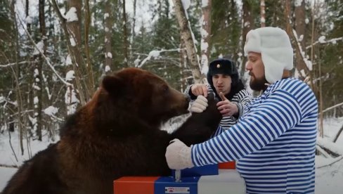 OBARALI RUKE SA MEDVEDOM U ŠUMI: Neverovatna scena iz Rusije! (VIDEO)