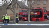 ХОСПИТАЛИЗОВАНО ПЕТ ОСОБА: Саобраћајна несрећа у Лондону, аутобус пун деце ударио у зграду!