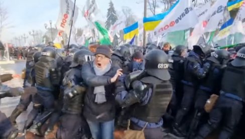 BILANS HAOSA U KIJEVU: Tokom demonstracija povređeno 18 policajaca i tri demonstranta (VIDEO)