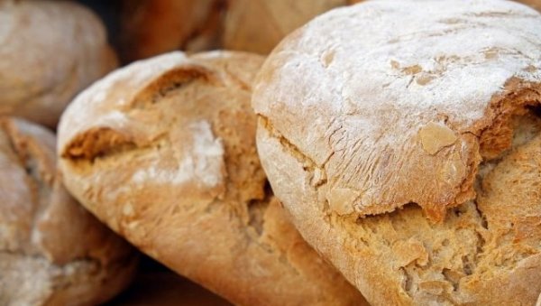 НЕВЕРОВАТНО: Београђанин купио свеж хлеб, па остао шокиран када га је исекао (ФОТО)