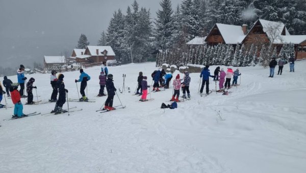 СТАЗЕ НАДОМАК ГРАДА: Снег вратио мале скијаше на Планинарски дом