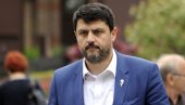 ZA TO NEMA RAZLOGA NI OPRAVDANJA: Ambasador Božović o zabrani svešteniku Branku Tapuškoviću da glasa u mantiji