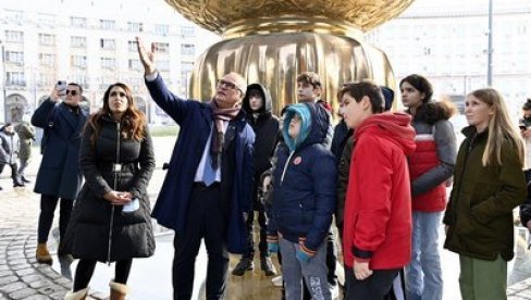 UČENICI OBIŠLI SAVSKI TRG: Spomenik Stefanu Nemanji postao novi simbol grada