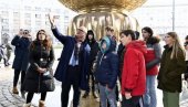 UČENICI OBIŠLI SAVSKI TRG: Spomenik Stefanu Nemanji postao novi simbol grada