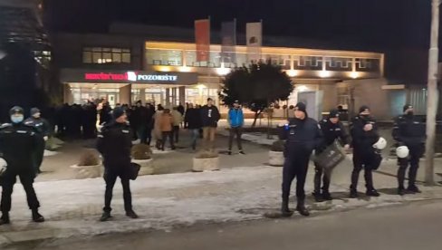 KOMITE PRAVE HAOS U NIKŠIĆU: Pokušali da upadnu u pozorište gde je Matija Bećković, policija formirala kordon (VIDEO)