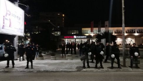 KOMITE PRAVE HAOS U NIKŠIĆU: Smeta im Matija Bećković, policija formirala kordon ispred pozorišta (VIDEO)