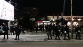 KOMITE PRAVE HAOS U NIKŠIĆU: Pokušali da upadnu u pozorište gde je Matija Bećković, policija formirala kordon (VIDEO)