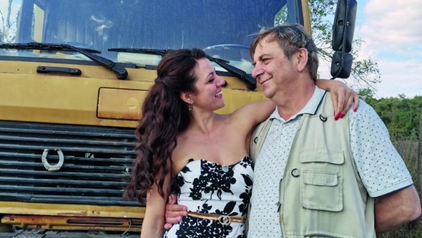 ПЛЕШЕМ ТАНГО ЦЕО ЖИВОТ: Анка Гаћеша Костић о серијама Камионџије д.о.о. и Зборница, и ауторској представи о Исидори Данкан