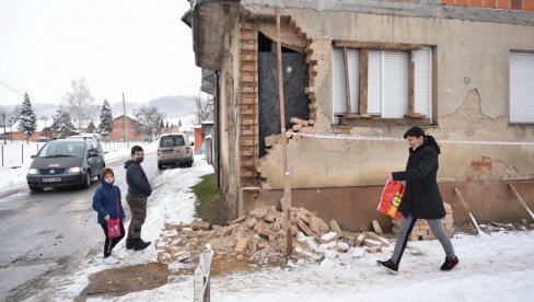 POMOĆ STIGLA, ALI KUĆE SE I DALJE TRESU: Opština Kostajnica i nakon godinu dana od razornog zemljotresa nije završila proces obnove