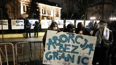ZAKON UBIO AGNJEŠKU I BLIZANCE: Protest Poljaka posle smrti trudnice, lekari oklevali s abortusom zbog strogih propisa
