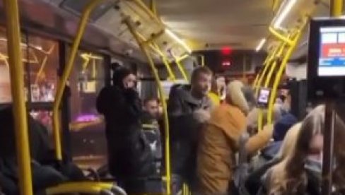 BRUTALNA TUČA NA LINIJI 26: Muškarci se sukobili nasred autobusa (UZNEMIRUJUĆI VIDEO)