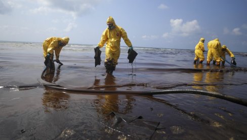 ПРОГЛАШЕНО ВАНРЕДНО СТАЊЕ: Готово 400 људи на Тајланду ангажовано на уклањању нафтне мрље и санацији штете (ФОТО)