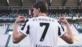 RONALDO, DVOJKA SI: Navijač Juventusa odličnim trikom dres Portugalca zamenio za Vlahovića (FOTO)