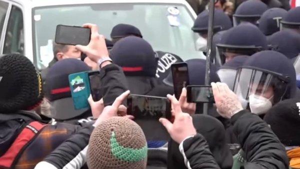 ПРОТЕСТ У БЕЧУ: Полиција употребила бибер спреј и привела више грађана (ВИДЕО)
