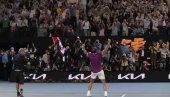 SREĆAN KAO MALO DETE: Rafael Nadal, šampion Australijan opena, posle istorijske titule grlio pehar kao nikada pre (FOTO)