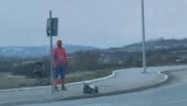 SAD SMO SVE VIDELI: Kostimirani muškarac patrolira Beogradom, društvene mreže gore (FOTO)