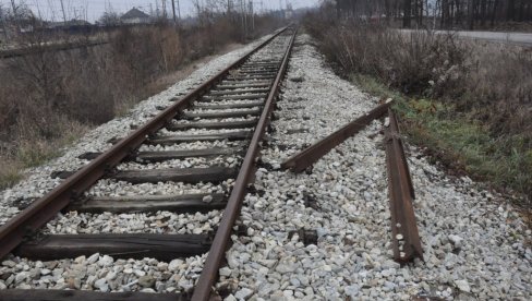 VOZ UDARIO KOMBI: Železnički saobraćaj obustavljen zbog nezgode u Buđanovcima