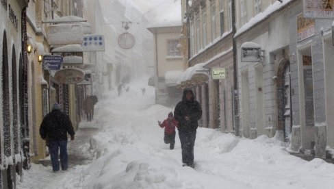 SNEG U UNIJI NOSI ŽIVOTE: Snažna zimska oluja je pogodila severnu Evropu