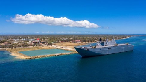 NAJVEĆI AUSTRALIJSKI RATNI BROD „OSAKAĆEN“: Nestala struja na celom nosaču helikoptera u sred misije na moru, izbila epidemija korona virusa