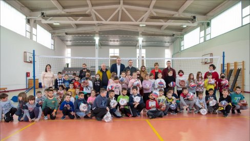 BUDUĆI ŠAMPIONI RAĐAJU SE U MALIM SREDINAMA: Osnovnoj školi u Botošu poklonjena sportka oprema i rekviziti