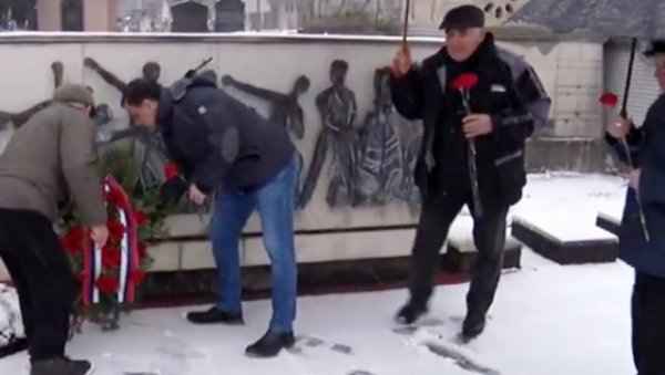 ДАН СЕЋАЊА НА ПОГИБИЈУ 22 ПАРАЋИНЦА: СУБНОР из тог града положио венце на спомен-костурницу