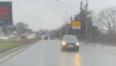 PONOVO BAHATOST NA ULICI: Vožnjom u rikverc razbesneo Beograđane (VIDEO)