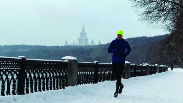 ЏОГИНГ ПРЕ ГАСА: Петер Сијарто трчао по московском снегу уочи разговора са Путином