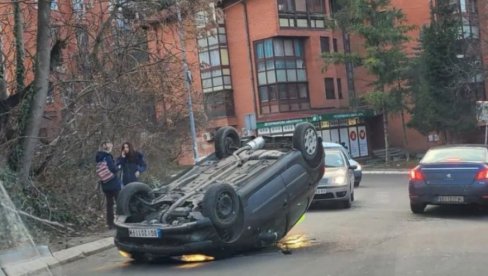 САОБРАЋАЈНА НЕСРЕЋА НА БАНОВОМ БРДУ: Аутомобил се преврнуо на кров