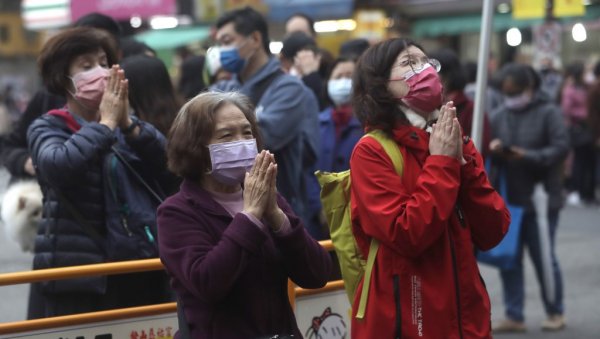 ДРУГИ ДАН КИНЕСКЕ НОВЕ ГОДИНЕ: Верници са Тајвана на молитви са маскама (ФОТО)