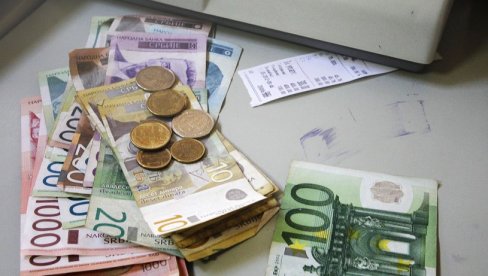 RAST DOLARA NE UTIČE NA DINAR: Evropska moneta poslednjih dana pala i dostigla dvodecenijski minimum