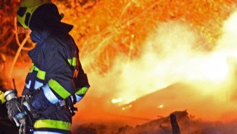 ПОЖАР У ХАЛИ ПЛАНТАЖА У ПОДГОРИЦИ: Ватрогасци се боре са ватреном стихијом