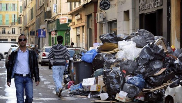 ТРАЖЕ ВОЈСКУ ДА УКЛОНИ ЂУБРЕ: Брда смећа затрпала француски град Марсељ