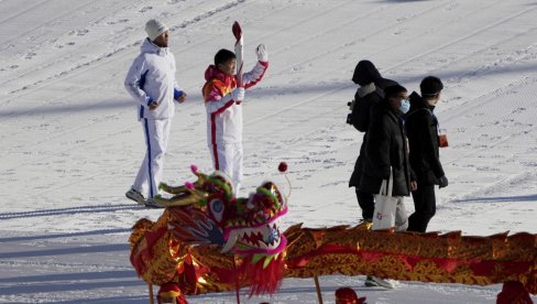 OLIMPIJSKI PLAMEN I U SRPSKIM RUKAMA: Nenad Lalović nosio olimpijsku baklju u Pekingu