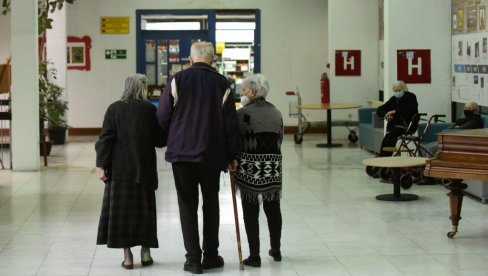 ПРИВАТНУ ПЕНЗИЈУ УПЛАЋУЈЕ 214.000 ЉУДИ: За старост брину најчешће у средњим годинама