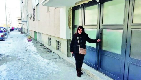 АЛБАНЦИ ЈОЈ САМО НА ПАПИРУ ВРАТИЛИ ДОМ: Марија Новаковић из Приштине већ месецима покушава да се усели у свој стан