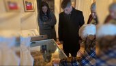 КУЋА КАО МУЗЕЈ: Арно Гујон посетио Чачанина који чува успомене на исељенички талас из шездесетих година