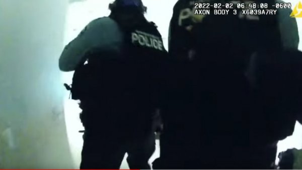 УБИЈЕН АФРОАМЕРИКАНАЦ У МИНЕАПОЛИСУ: Држао пиштољ уперен у смеру полицајаца (УЗНЕМИРУЈУЋИ СНИМАК)