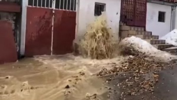 ХАВАРИЈА НА ПЕТЛОВОМ БРДУ: Пукао хидрант, гејзир у Тузланској улици (ФОТО)