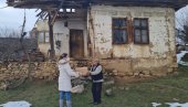 ПОМОЋ СОЦИЈАЛНО УГРОЖЕНИМ ПОРОДИЦАМА: Активисти обилазе домаћинства у Пчињском округу