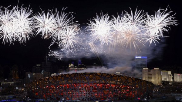 ВЕЛИЧАНСТВЕНЕ СЦЕНЕ: Погледајте ватромет на отварању Зимских олимпијских игара у Пекингу (ФОТО)