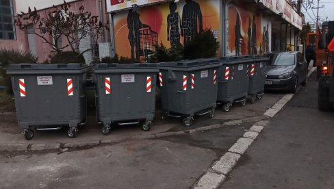 PRIPREME ZA PROLEĆE: U Beogradu komunalci ovih dana sređuju kante za odlaganje smeća