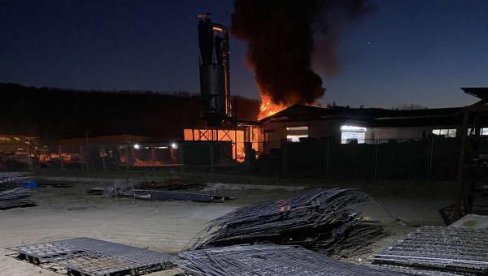 VELIKI POŽAR U BEOČINU: Plamen guta fabriku paleta, dim prekrio zgradu (FOTO)
