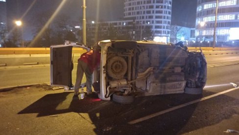 SAOBRAĆAJNA NESREĆA NA MOSTARU: Automobil se prevrnuo na krov, vozač zaglavljen u kolima