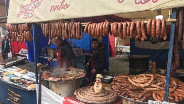 ОДА БАНАТСКОЈ КОБАСИЦИ: Традиционална манифестација у Белом Блату код Зрењанина (ВИДЕО)