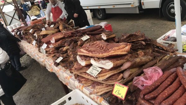 РАЈ ЗА ГУРМАНЕ: Завирите на фестивал кобасица у Белом Блату (ФОТО)