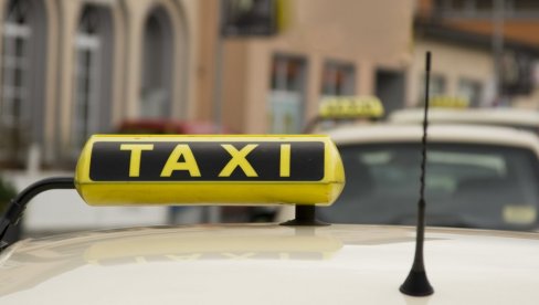 AUTO NIJE HTEO DA UPALI, LOPOVI GURALI, PA ODUSTALI: Hit krađa taksija u Prokuplju