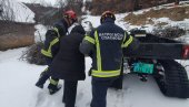 VATROGASCI SPASIOCI U AKCIJI: Evakuisali dve zdravstveno ugrožene osobe iz sela Tvrđava kod Novog Pazara (FOTO)