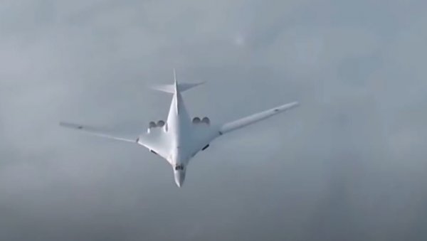 СТИЖЕ НОВИ РУСКИ БОМБАРДЕР Ту-160М: Прва летелица на свету са ракетама за лансирање уназад (ВИДЕО)