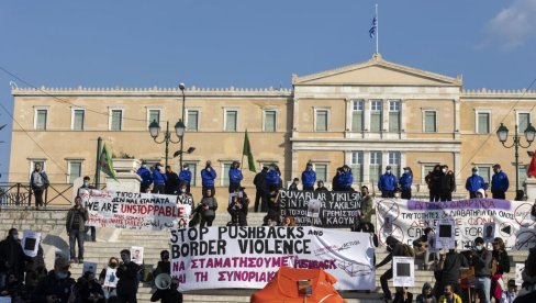I GRČKA ODGOVARA PROTESTIMA: Stotine ljudi na ulicama Atine zbog smrti migranata na granici sa Turskom (FOTO)