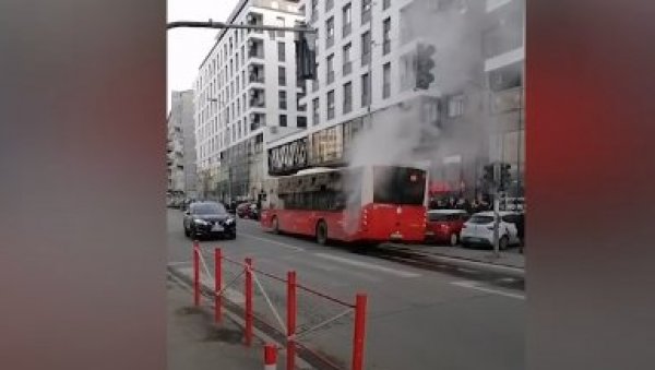ИНЦИДЕНТ НА СТАЈАЛИШТУ У ЈУЖНОМ БУЛЕВАРУ: Прокувао аутобус на линији 46, грађани мислили да се возило запалило (ВИДЕО)
